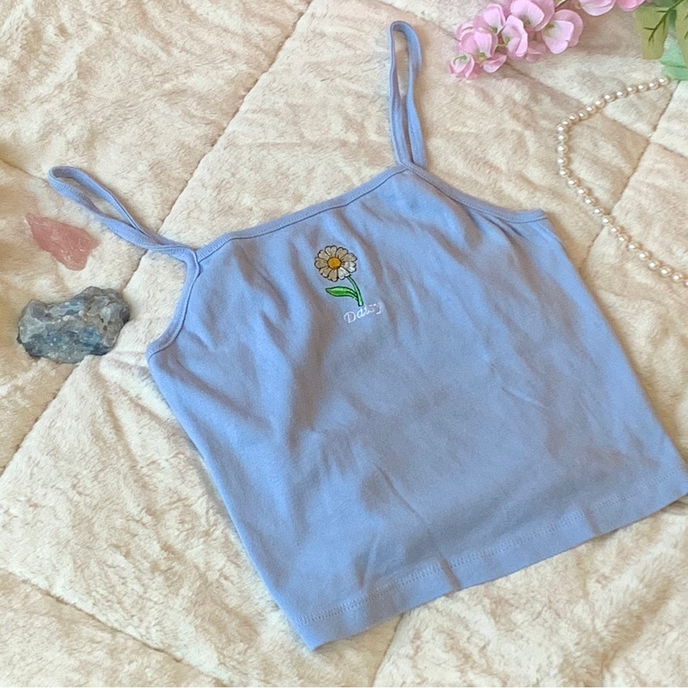 FOREVER 21 baby blue cropped tank top daisy embroidery